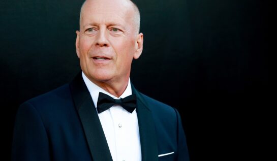Prima imagine cu Bruce Willis după ce a fost diagnosticat cu afazie. Fotografia a fost publicată de Emma Heming, soția actorului