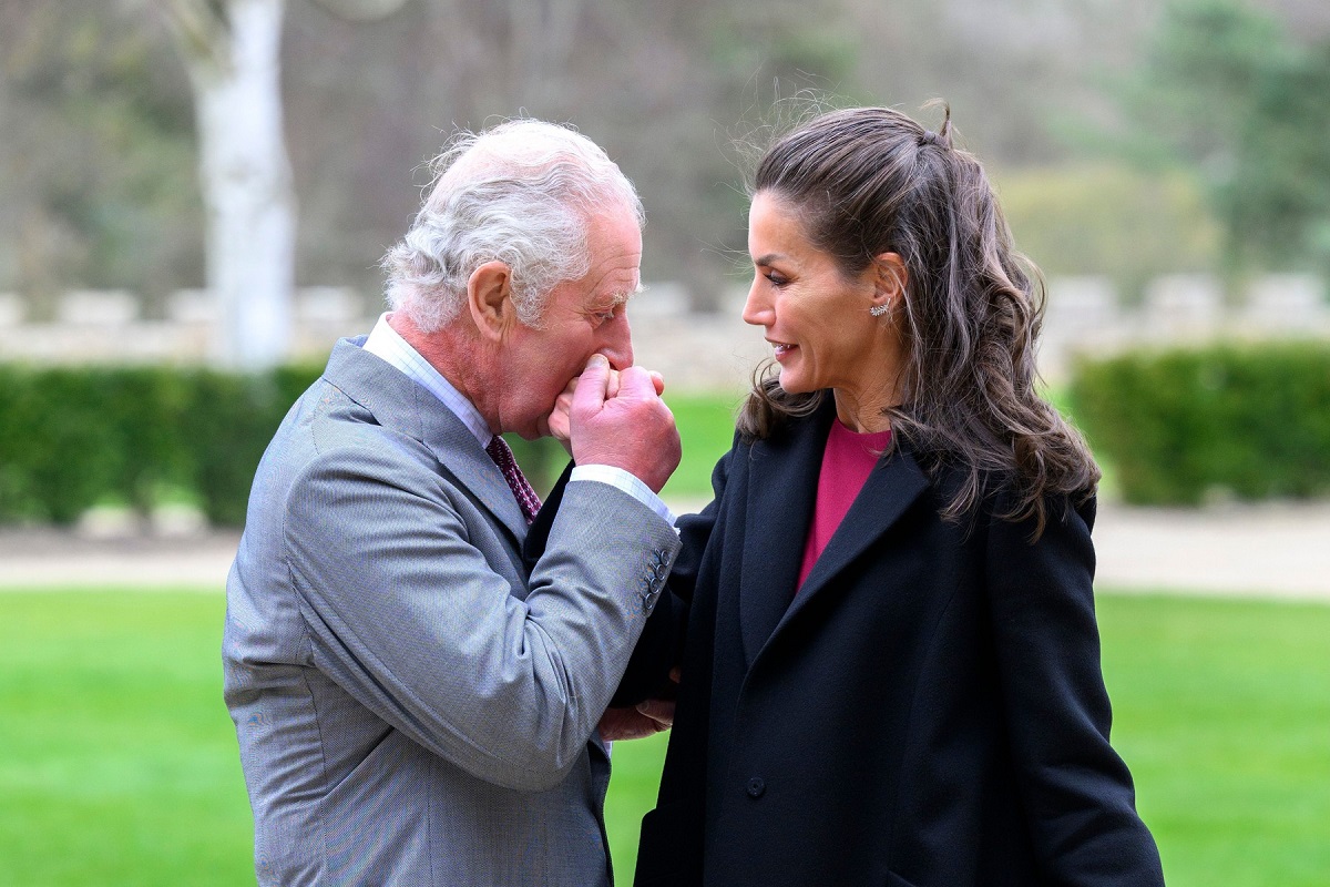 Prințul Charles în timp ce îi sărută mâna Reginei Letizia