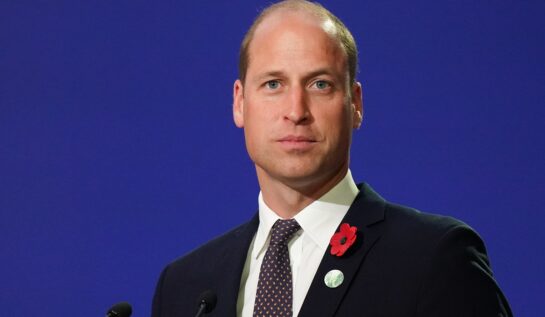 Prințul William într-un costum negru în fața unui pupitru a povestit despre modul în care se distra în copilărie