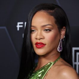 Rihanna într-o rochie verde în timp ce pozează pe covorul roșu la un eveniment de lansare al produselor sale de lenjerie intimă