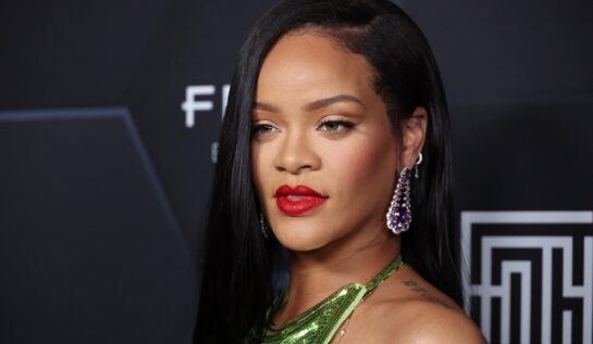 Rihanna a apărut pe coperta revistei Vogue. Artista și-a afișat încrezătoare burtica de gravidă