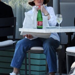 Sharon Osbourne în timp ce ia masa în Los Angeles și poartă o pălărie care să-i ascundă chipul