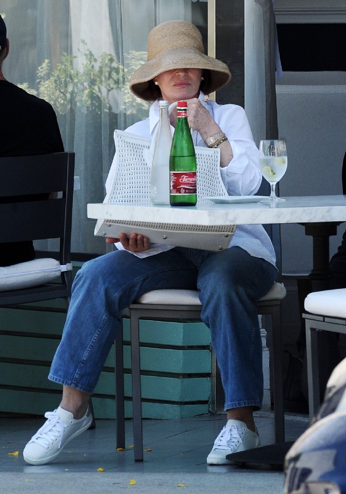 Sharon Osbourne în timp ce ia masa în Los Angeles și poartă o pălărie care să-i ascundă chipul