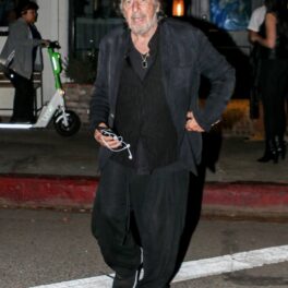 Al Pacino, merge destul de greu, la ieșirea dintr-un restaurant din California