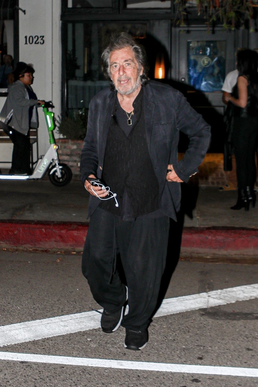 Al Pacino, merge destul de greu, la ieșirea dintr-un restaurant din California