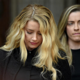 Amber Heard, la ieșirea din tribunal, cu capul plecat