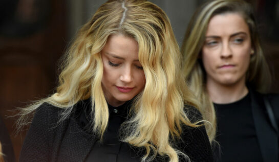 Amber Heard, la ieșirea din tribunal, cu capul plecat