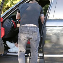 Ben Affleck cu spatele în timp ce o sărută pe JLo care se află într-o mașină