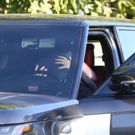 Ben Affleck într-o mașină neagră în timp ce stă peste Jenifer Lopez și o sărută
