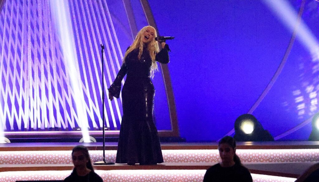 Christina Aguilera într-o rochie mulată din latex în timpul concertului din Dubai