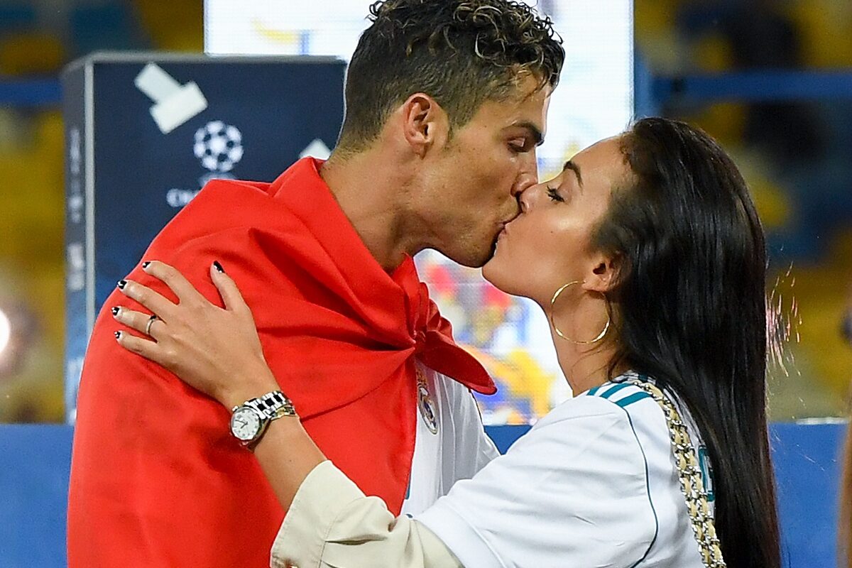 Cristiano Ronaldo și Georgina Rodriguez în timp ce se sărută pe terenul de fotbal cu mulți ani înaninte ca aceasta să anunțe că unul din gemeni săi s-a stins din viață