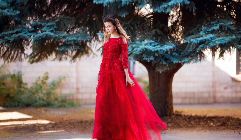 Fată frumoasă îmbrăcată în rochie lungă, roșie
