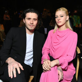 Brooklyn Beckham și Nicola Petz, la un eveniment, îmbrăcați elegant