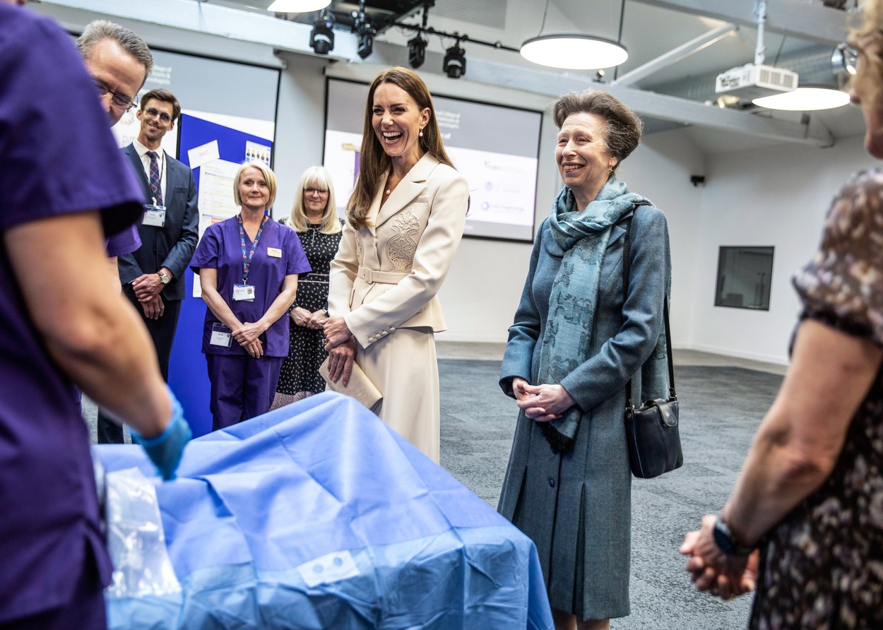 Kate Middleton și Prințesa Anne, interesate de proceduri medicale prezentate de o organizație