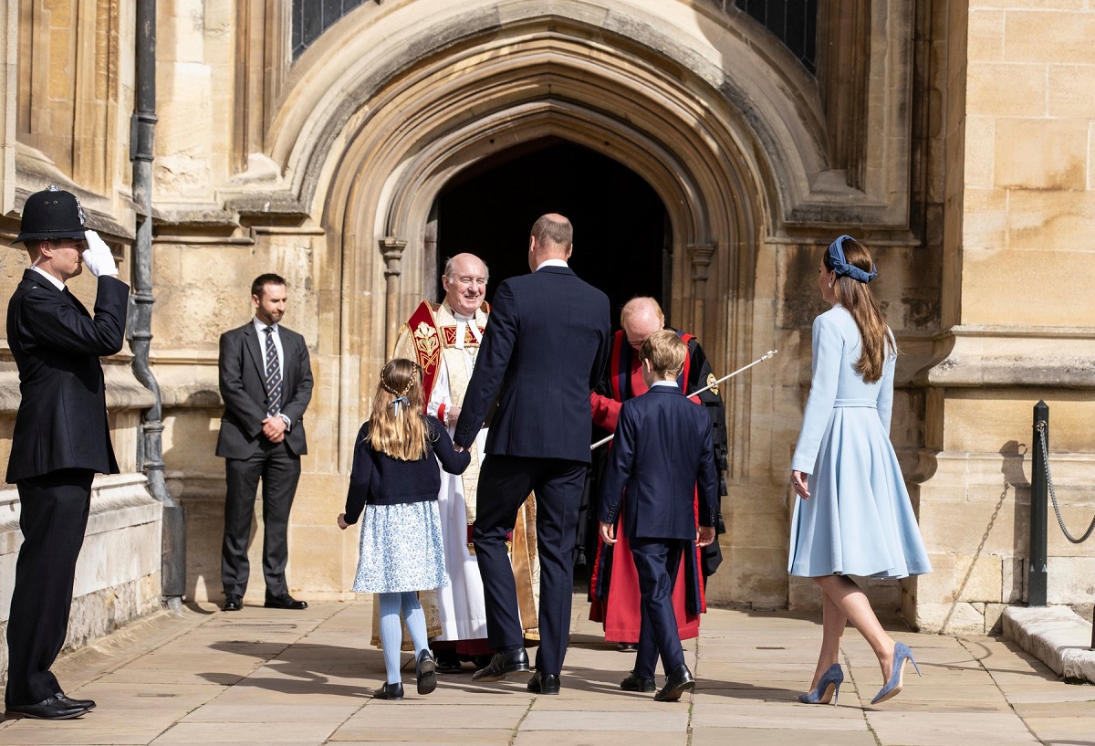 Familia Ducilor de Cambridge în timp ce intră în capela St. George
