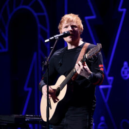 Ed Sheeran, în timpul unui concert, la iHeart Radio