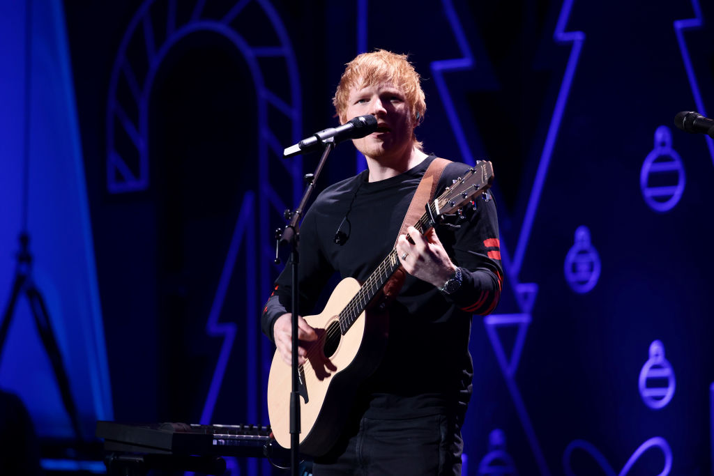 Ed Sheeran, în timpul unui concert, la iHeart Radio
