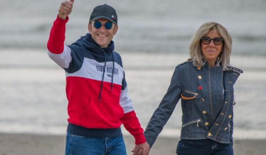 Cine este Brigitte Macron, soția lui Emmanuel Macron. Prima doamnă a Franței, de mână cu partenerul său, la plajă