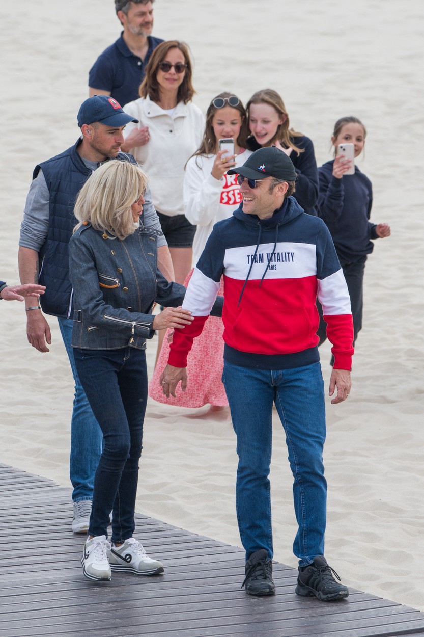 Soții Macron, de mână, pe plajă, îmbrăcați în haine casual