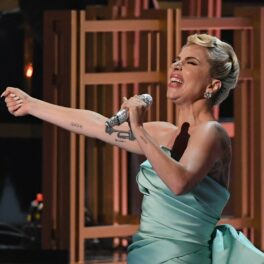 Gaga, cu microfonul în mână, în timp ce cântă