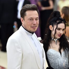 Elon Musk alături de fosta sa iubită, Grimes, în timp ce pozează împreună la Met Gala 2018