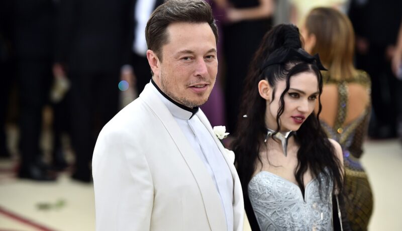 Elon Musk alături de fosta sa iubită, Grimes, în timp ce pozează împreună la Met Gala 2018