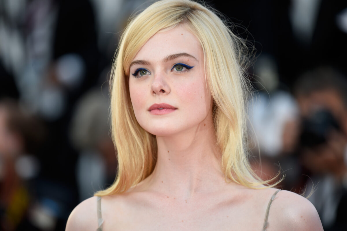 Elle Fannind pe covorul roșu la Festivalul de Film de la Cannes