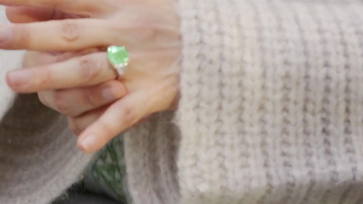 Jennifer Lopez, inel cu diamant verde pe deget
