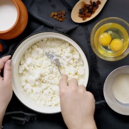 Ingrediente pentru pască: brânză, ouă, zahăr, stafide și griș