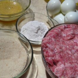 Ingrediente pentru prepararea chiftelelor umplute cu ouă fierte