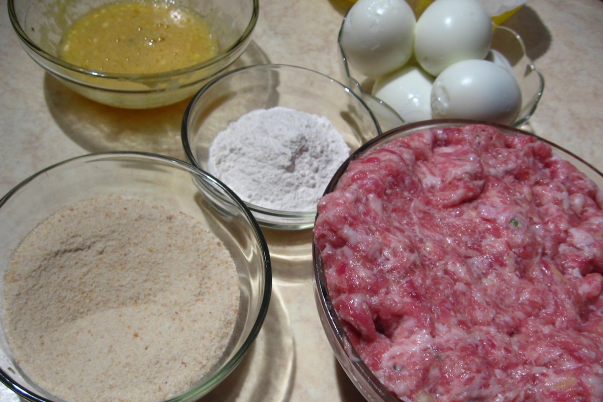 Ingrediente pentru prepararea chiftelelor umplute cu ouă fierte