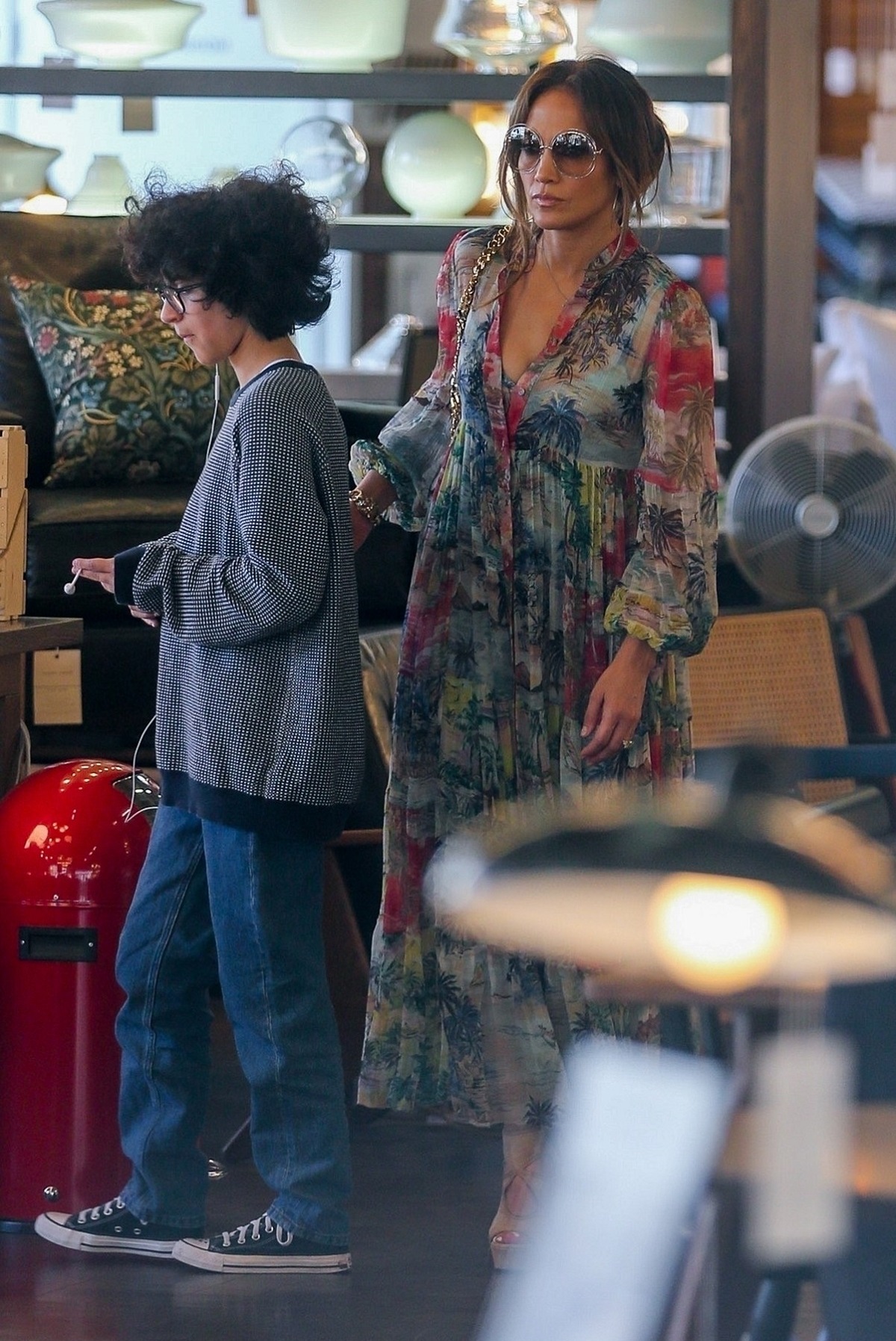 Jennifer Lopez într-o rochie cu imprimeu floral alături de fiica sa, Emme