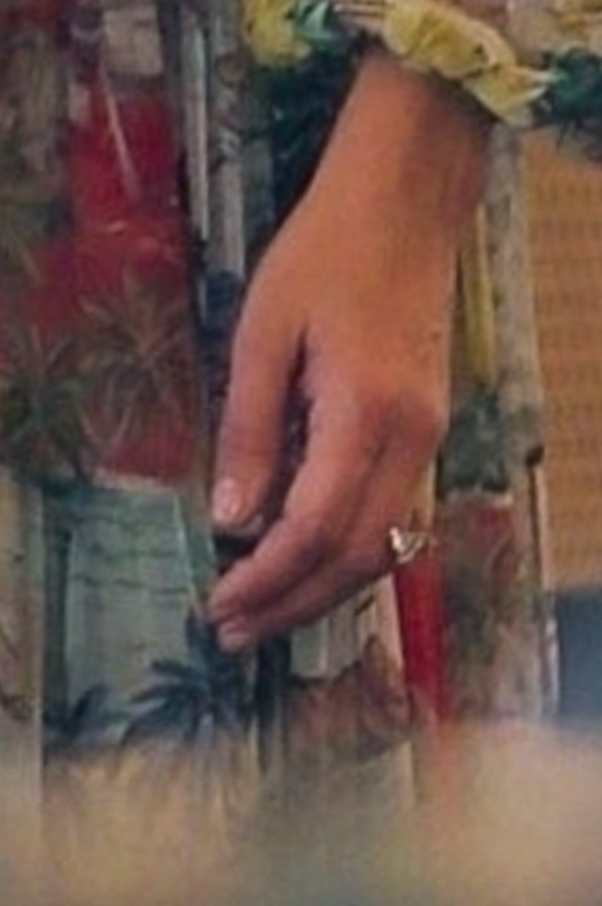 Mâna artistei Jennifer Lopez pe care se află un inel cu diamant