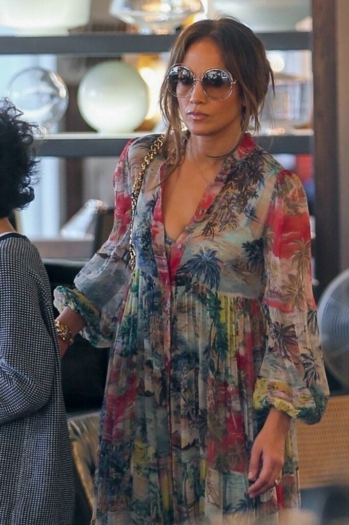 Jennifer Lopez într-o rochie cu iprimeu floral în timp ce se află la cumpărături și poartă un inel cu diamant