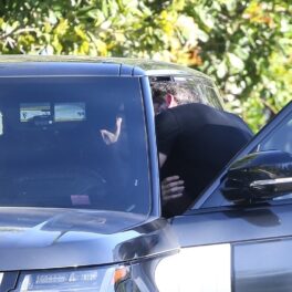 Ben Affleck în mașină în timp ce o sărută pe Jennifer Lopez