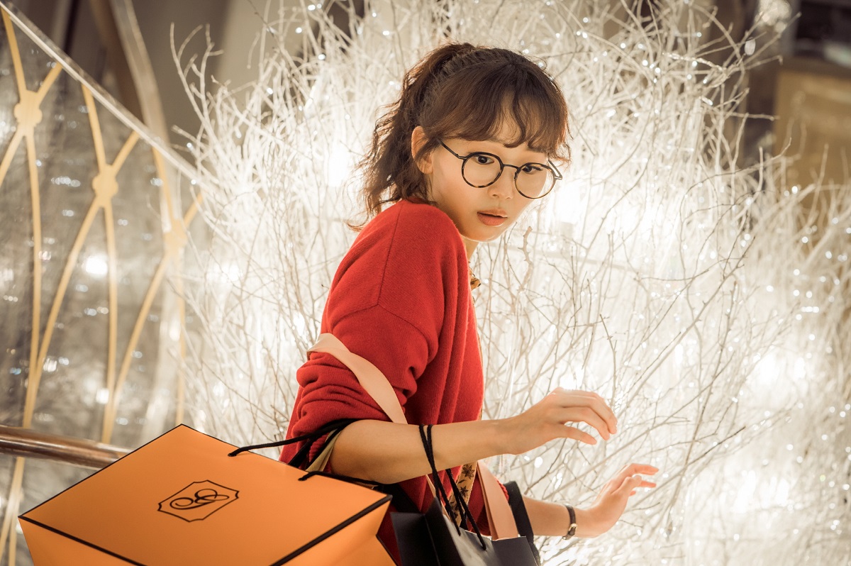 Actrița Jin Ki-Joo în rolul lui Jung Gal Hee în timp ce cară o plasă de cumpărărturi