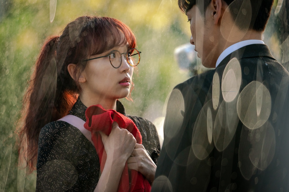 Actrița Jin Ki-Joo în timp ce stă în plaoie într-o scenă din The Secret Life of My Secretary