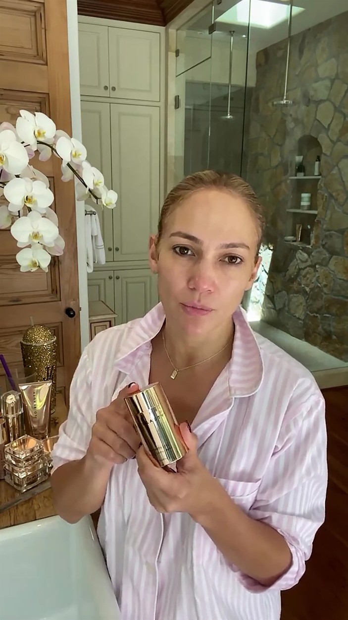 Jennifer Lopez, în baie, în pijamale, cu produse de îngrijire în mână