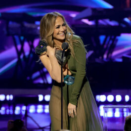 Jennifer Lopez, pe scenă la iHeart Radio Music Awards, cu trofeul în mână