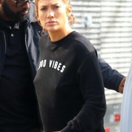 Jennifer Lopez, în haine negre, pe stradă, cu protecție asigurată