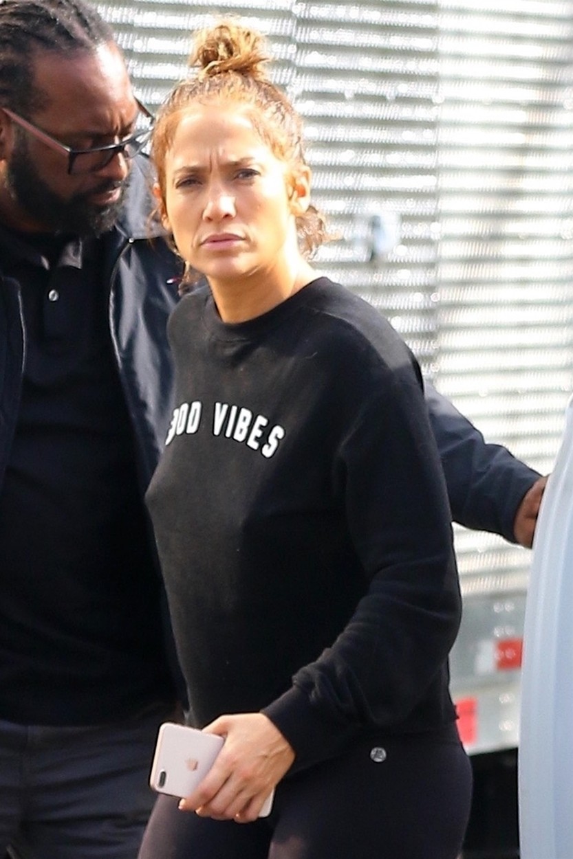 Jennifer Lopez, în haine negre, pe stradă, cu protecție asigurată