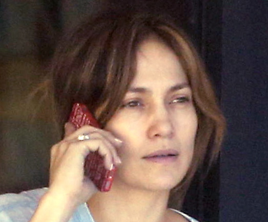 Jennifer Lopez, fotografiată în timp ce vorbește la telefon, pe stradă