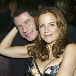 John Travolta și Kelly Preston, la un eveniment, îmbrățișați