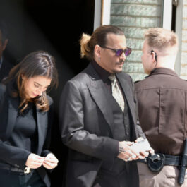 Johnny Depp, cu părul prins, la ieșirea dintr-un tribunal, după procesul cu Amber Heard