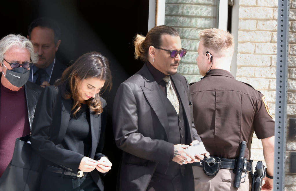 Johnny Depp, cu părul prins, la ieșirea dintr-un tribunal, după procesul cu Amber Heard