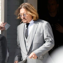 Johnny Depp, la procesul cu Amber Heard, într-un costum gri
