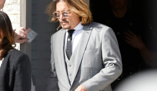 Johnny Depp, la procesul cu Amber Heard, într-un costum gri