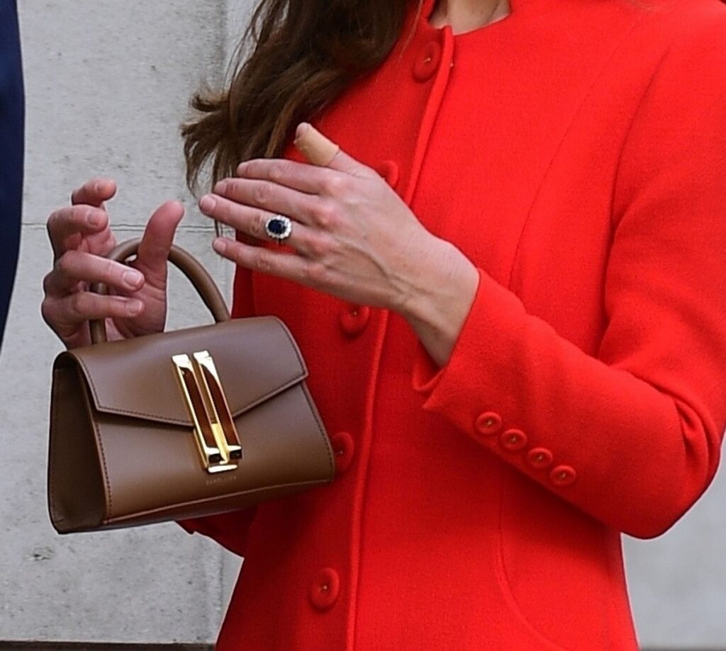Mâinile lui Kate Middleton bandajate în timp ce ține o poșetă