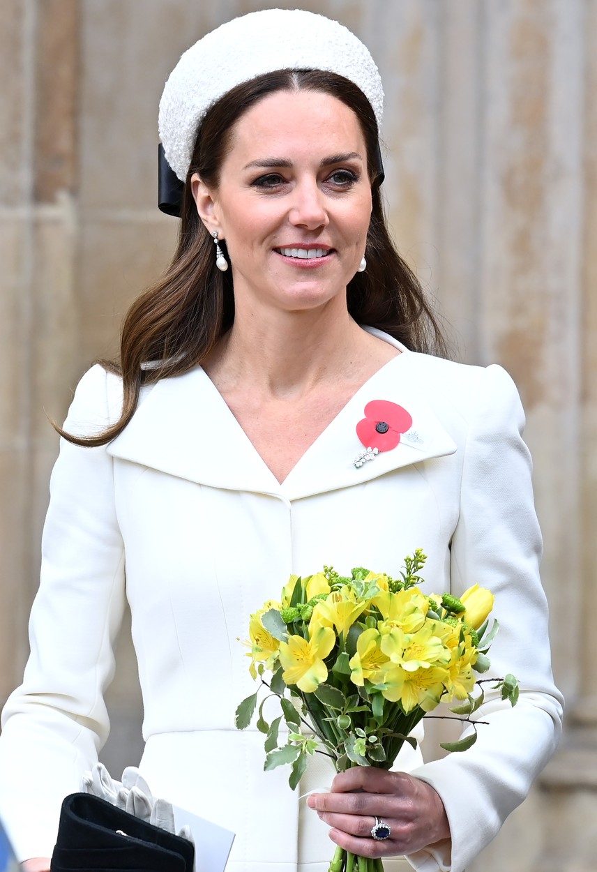 Kate Middleton, cu un buchet de flori în mână, într-o rochie albă