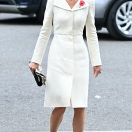 Kate Middleton, într-o rochie albă, cu pantofi negri și diademă pe cap